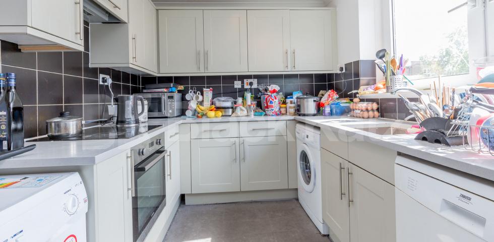 			LARGE 3/4 BED PERFECT FOR STUDENTS! AVAIL 28/6, 3 Bedroom, 1 bath, 1 reception Flat			 Oakley Square, CAMDEN 